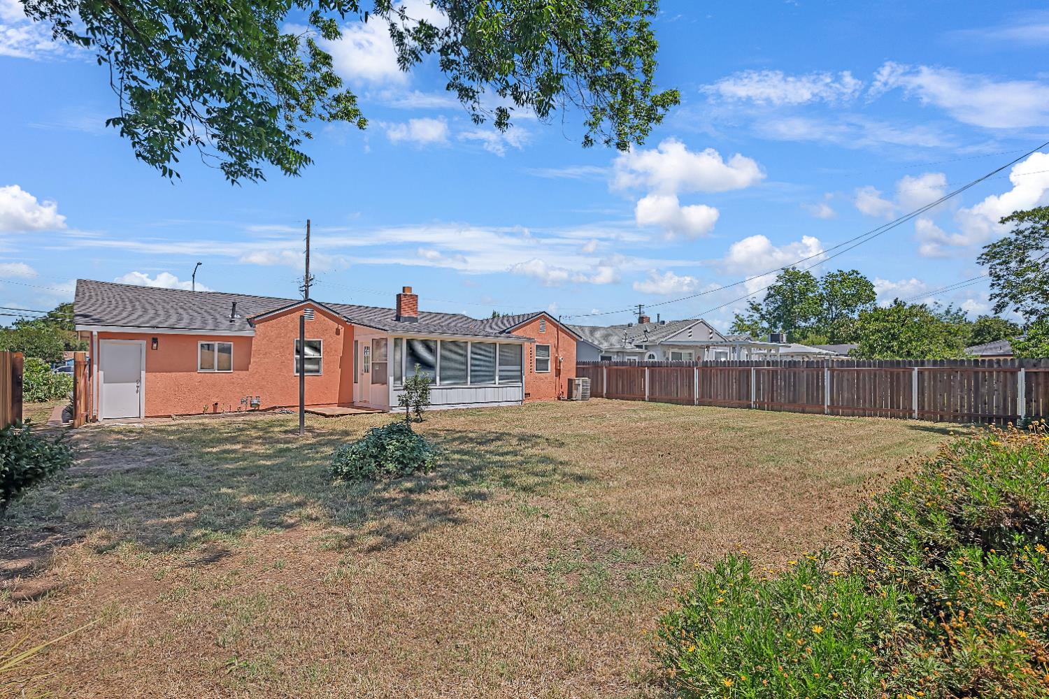 Detail Gallery Image 23 of 29 For 6350 Fruitridge Rd, Sacramento,  CA 95820 - 2 Beds | 1 Baths