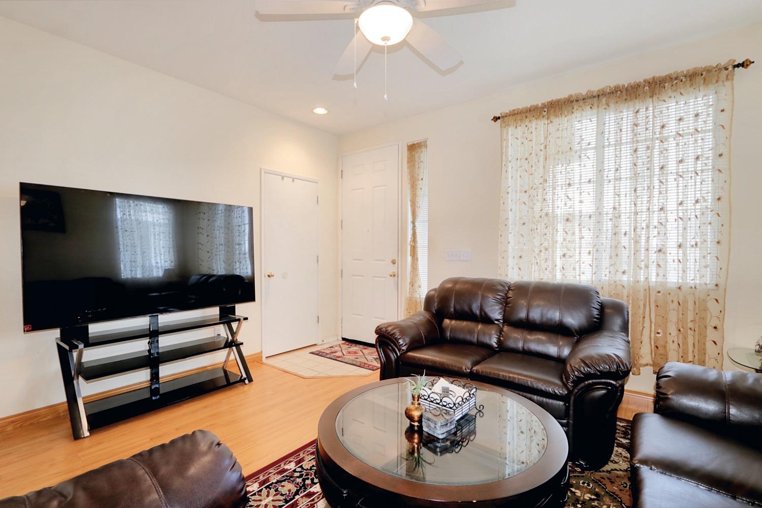 Detail Gallery Image 6 of 38 For 8275 Fanning Way, Sacramento,  CA 95829 - 3 Beds | 2 Baths