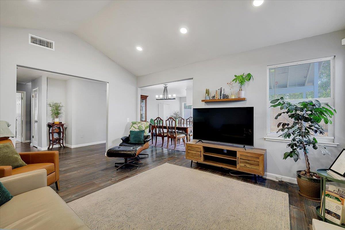 Detail Gallery Image 4 of 43 For 8977 Brydon Way, Sacramento,  CA 95826 - 4 Beds | 2 Baths