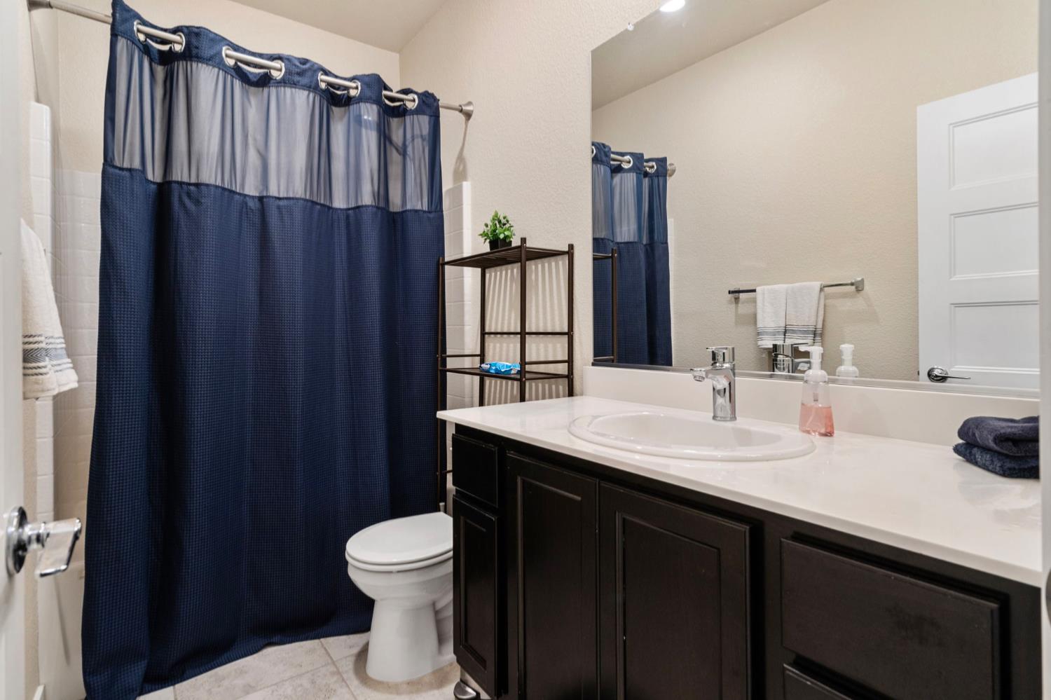 Detail Gallery Image 26 of 39 For 4242 Ocean Ln, Elk Grove,  CA 95757 - 4 Beds | 2/1 Baths