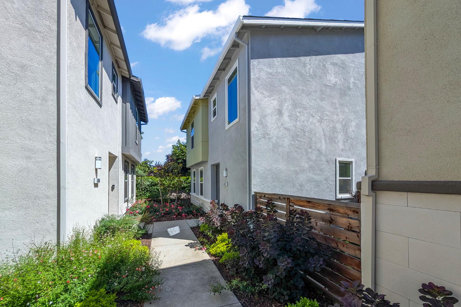 Detail Gallery Image 3 of 39 For 4242 Ocean Ln, Elk Grove,  CA 95757 - 4 Beds | 2/1 Baths