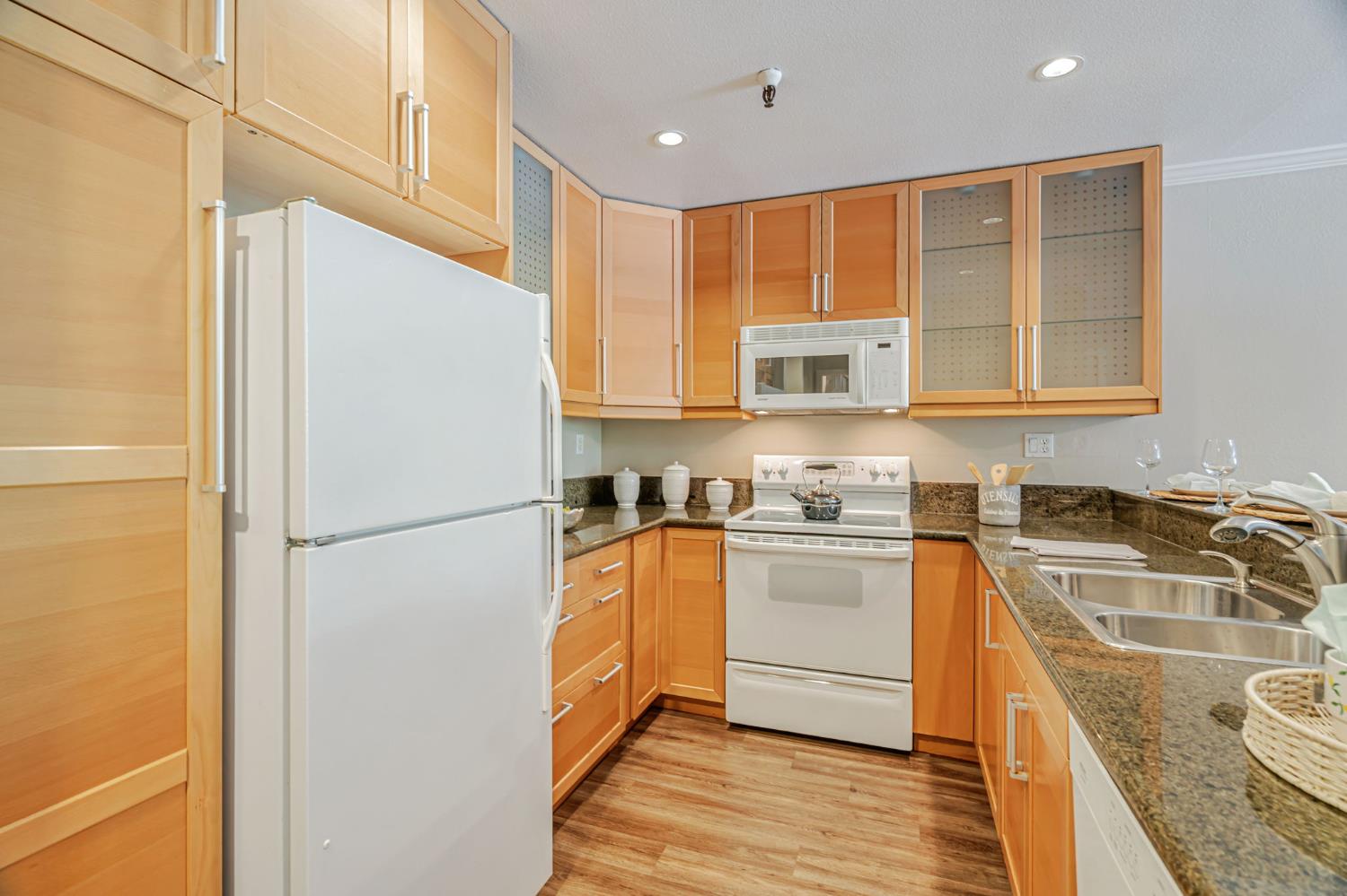 Detail Gallery Image 12 of 44 For 725 Mariposa Ave #102,  Mountain View,  CA 94041 - 2 Beds | 2 Baths