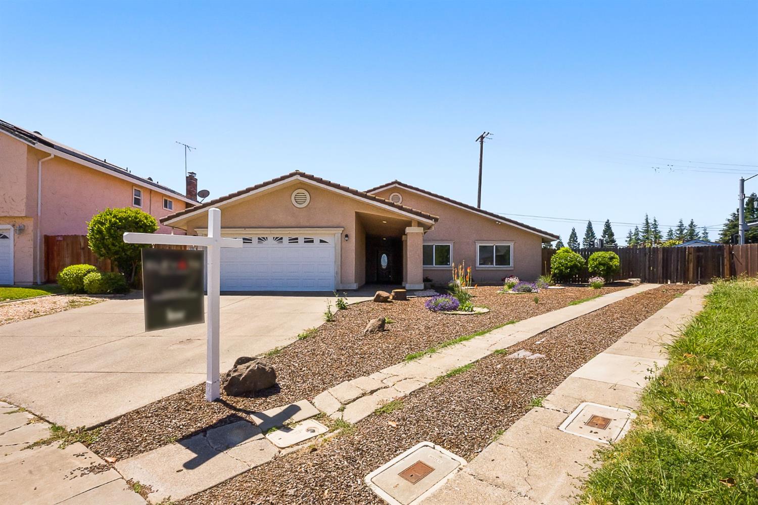 Detail Gallery Image 2 of 33 For 3461 Birch Tree Way, Sacramento,  CA 95826 - 4 Beds | 2 Baths