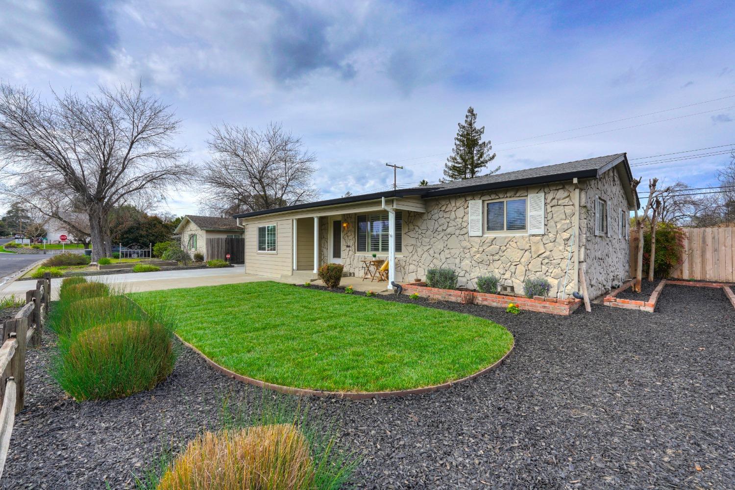 Detail Gallery Image 2 of 34 For 1005 Hillcrest Ave, Roseville,  CA 95678 - 3 Beds | 2 Baths