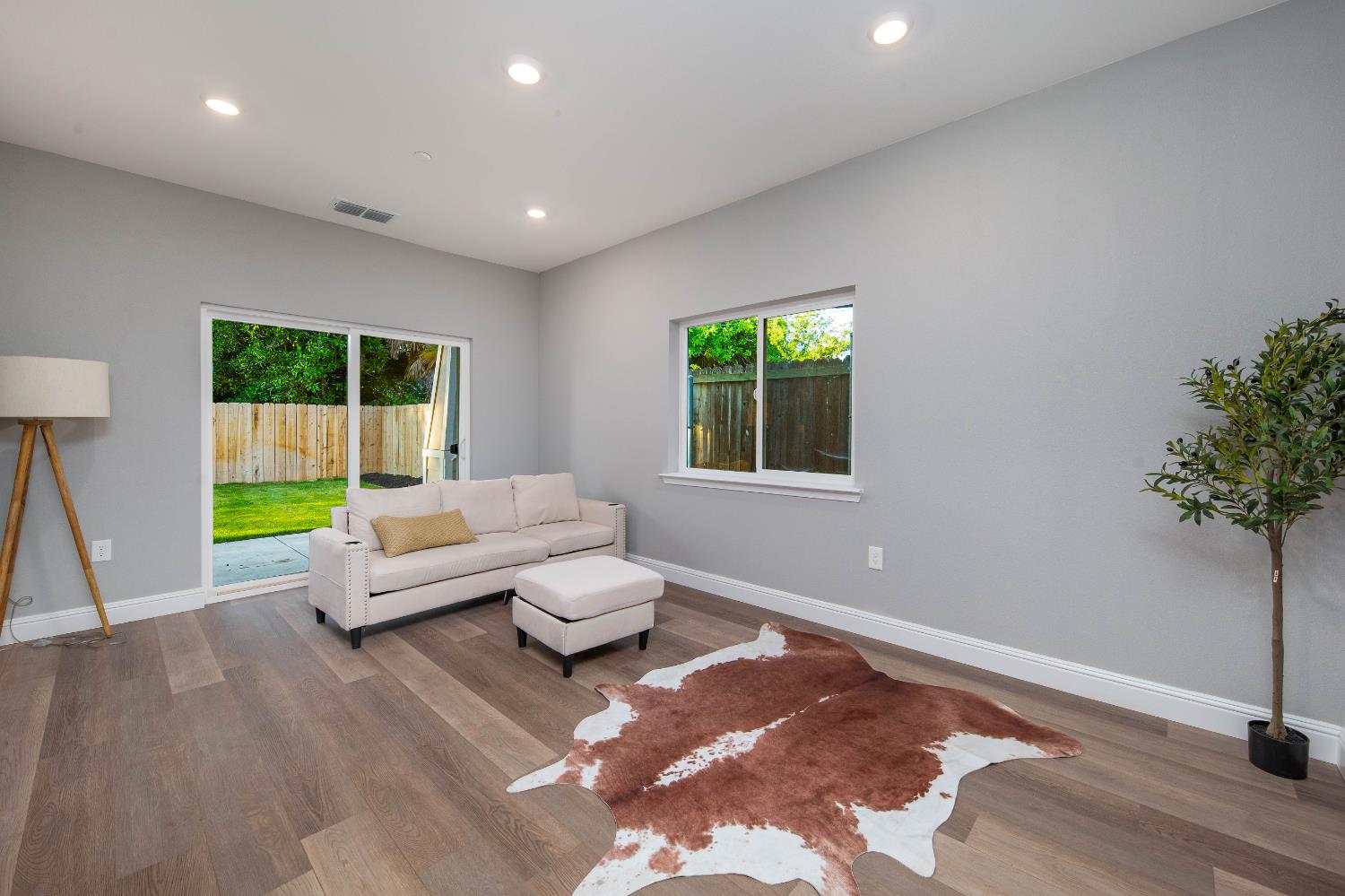 Detail Gallery Image 16 of 54 For 745 W Harding Way, Stockton,  CA 95204 - 5 Beds | 3 Baths
