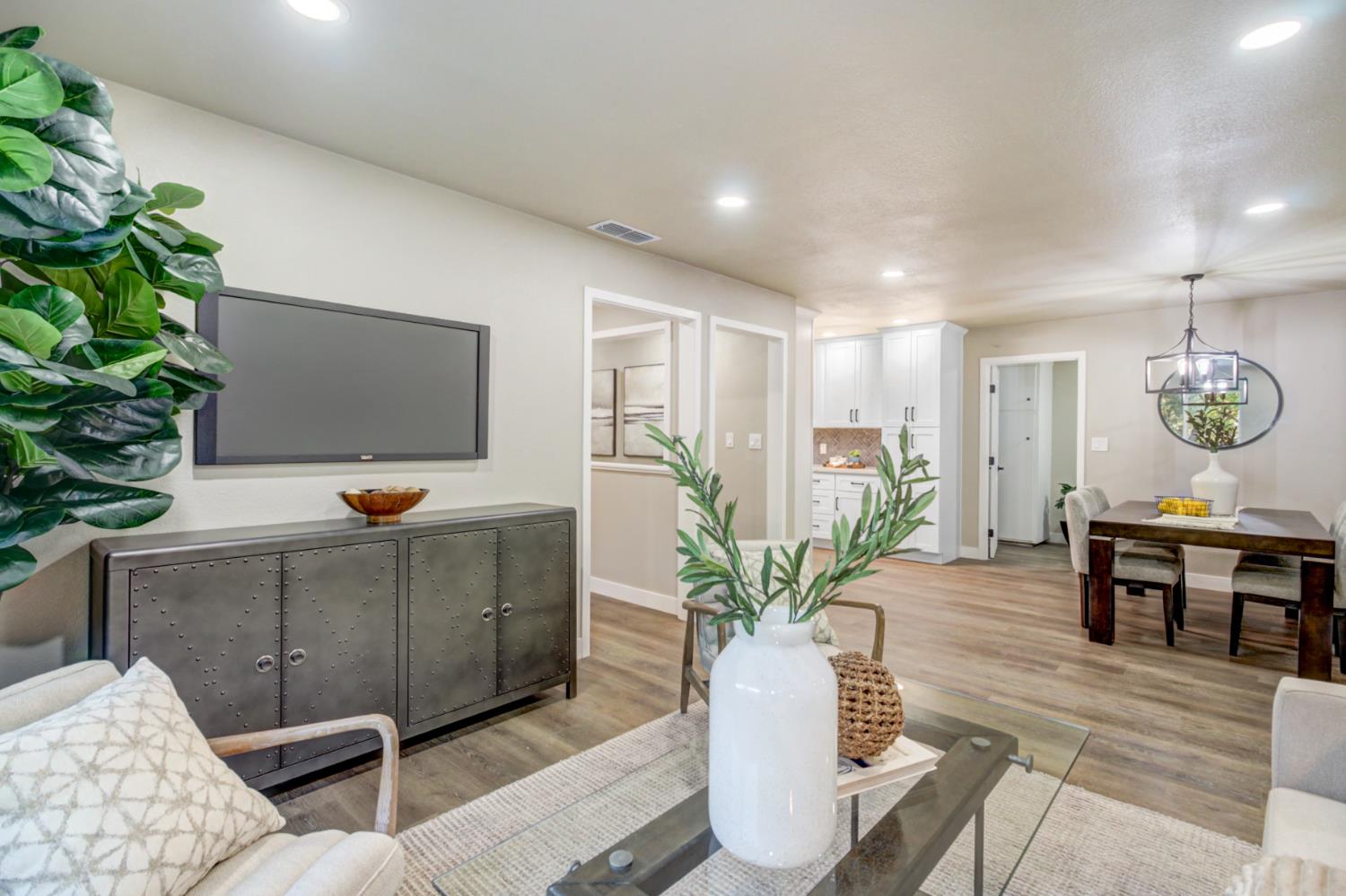 Detail Gallery Image 13 of 45 For 5512 Vahalla Dr, Carmichael,  CA 95608 - 3 Beds | 2 Baths