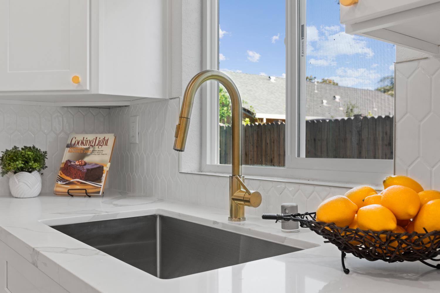 Detail Gallery Image 5 of 27 For 5121 Mendocino Blvd, Sacramento,  CA 95820 - 3 Beds | 1 Baths
