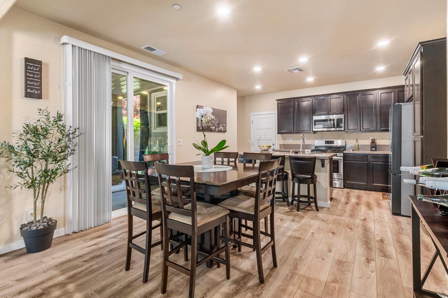 Detail Gallery Image 16 of 39 For 4242 Ocean Ln, Elk Grove,  CA 95757 - 4 Beds | 2/1 Baths