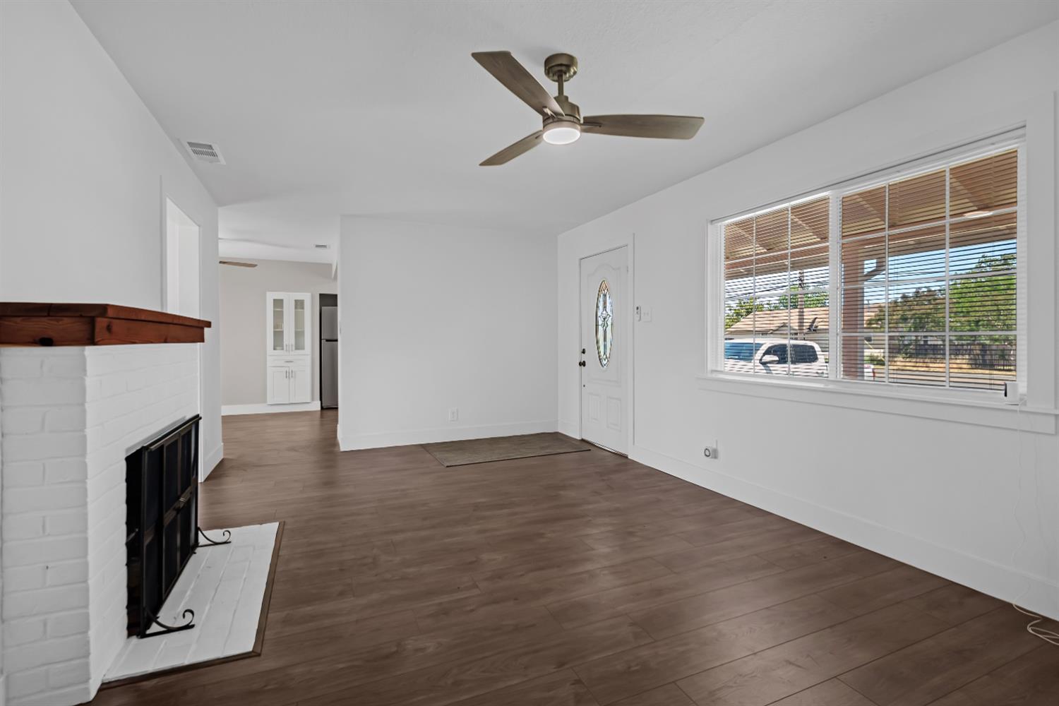 Detail Gallery Image 5 of 29 For 6350 Fruitridge Rd, Sacramento,  CA 95820 - 2 Beds | 1 Baths
