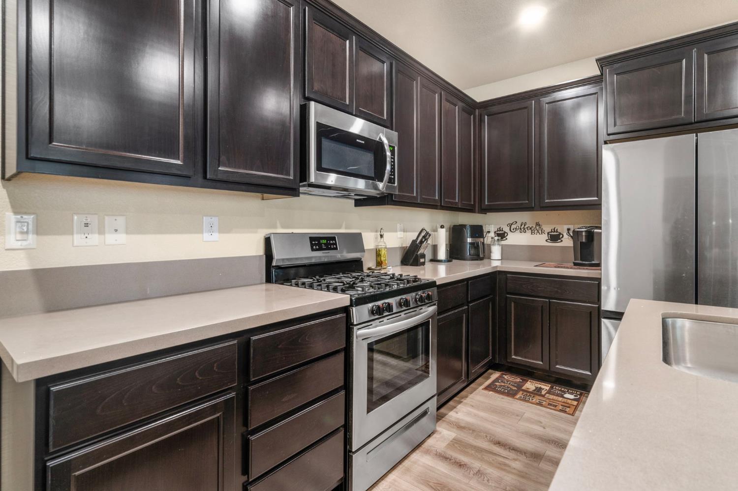 Detail Gallery Image 9 of 39 For 4242 Ocean Ln, Elk Grove,  CA 95757 - 4 Beds | 2/1 Baths