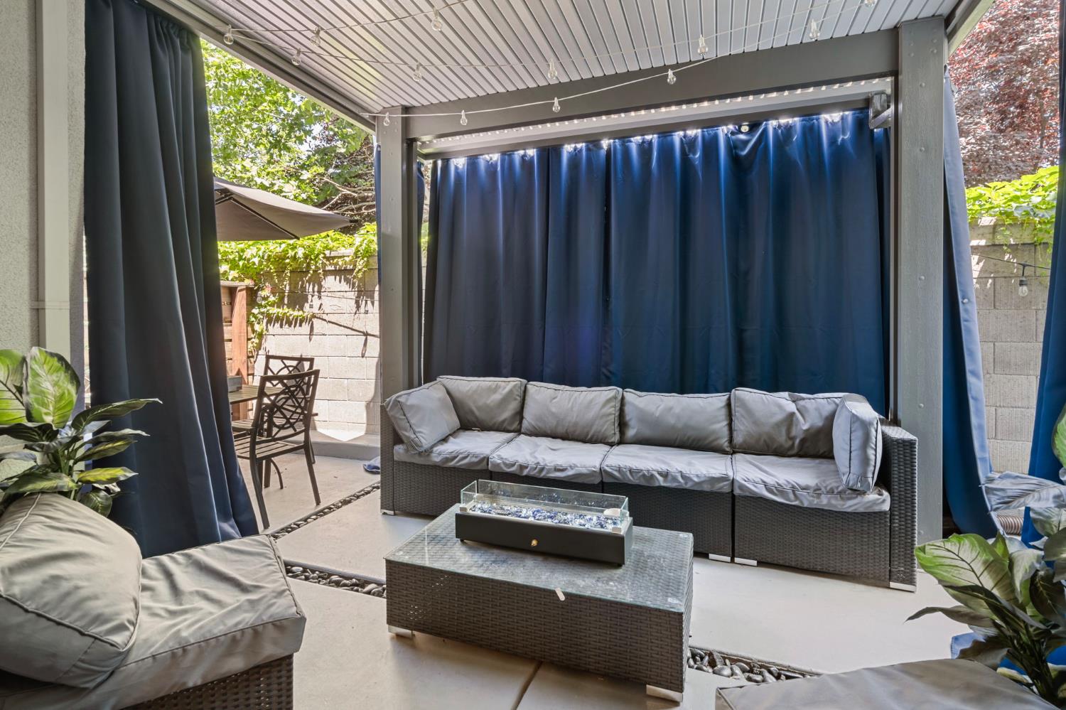Detail Gallery Image 19 of 39 For 4242 Ocean Ln, Elk Grove,  CA 95757 - 4 Beds | 2/1 Baths