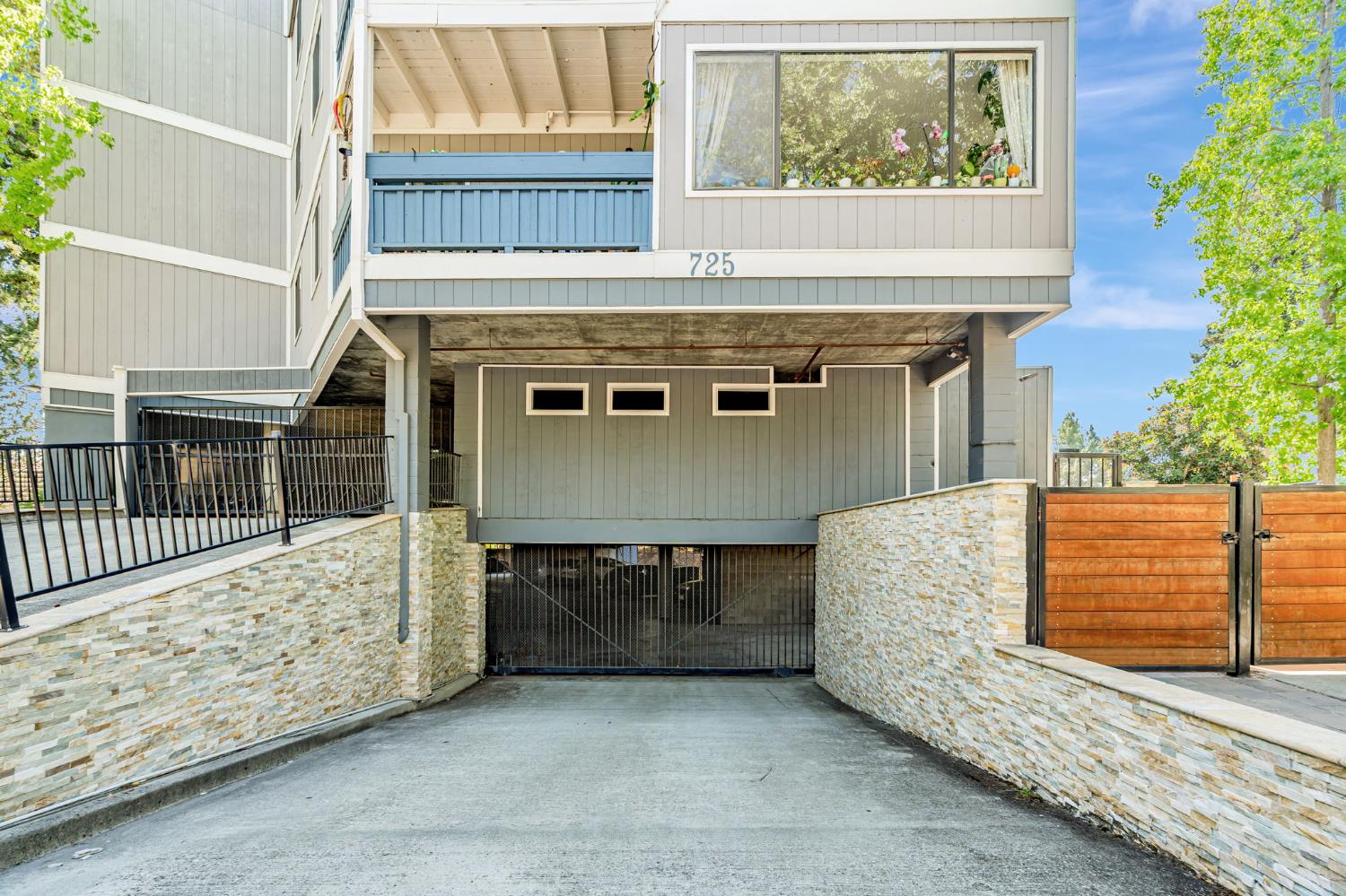 Detail Gallery Image 1 of 44 For 725 Mariposa Ave #102,  Mountain View,  CA 94041 - 2 Beds | 2 Baths
