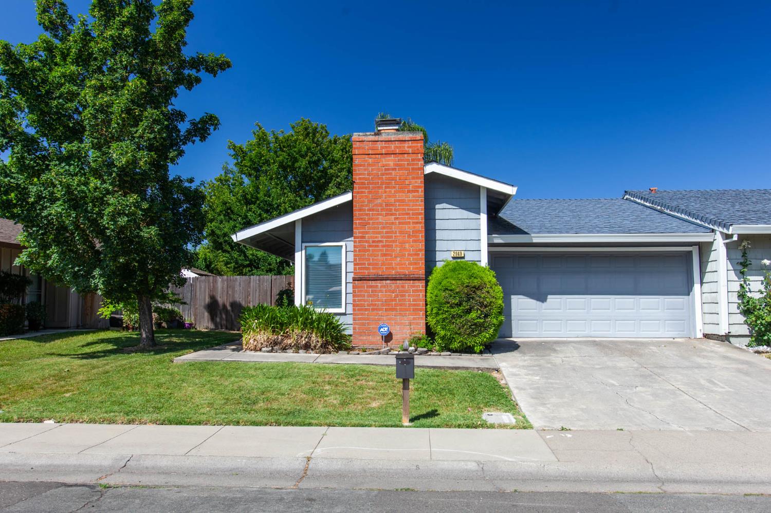Detail Gallery Image 2 of 28 For 2949 Candido Dr, Sacramento,  CA 95833 - 2 Beds | 2 Baths