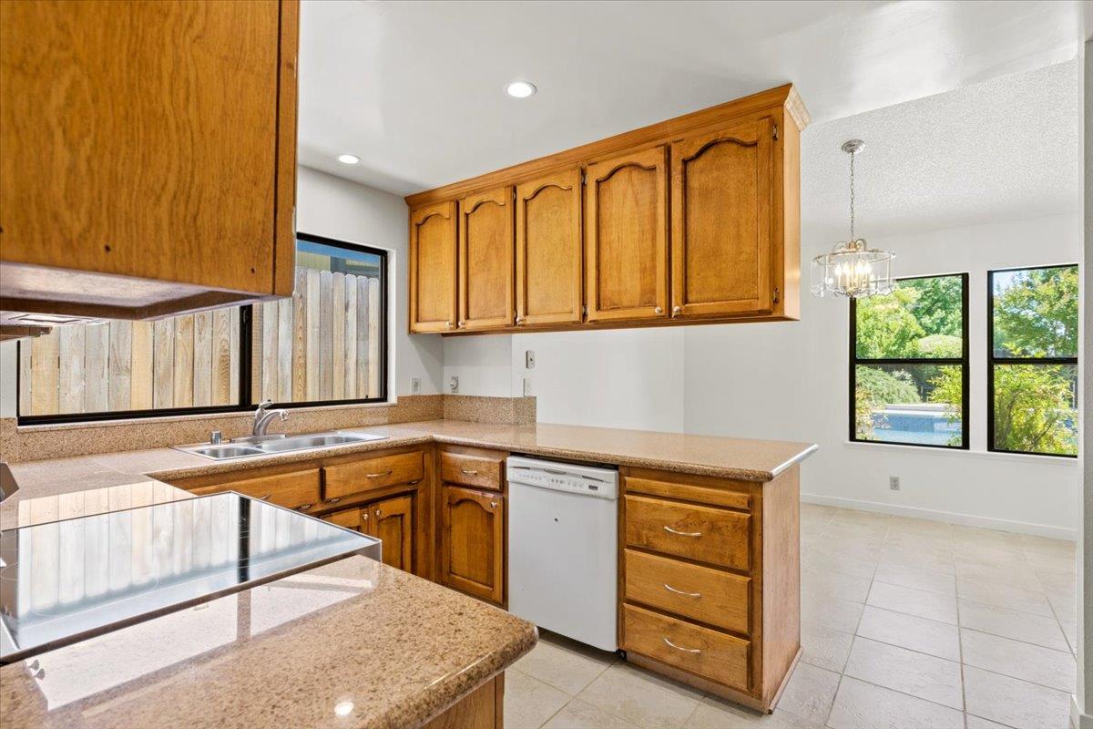 Detail Gallery Image 14 of 37 For 6544 Shadow Hawk Dr, Citrus Heights,  CA 95621 - 3 Beds | 2 Baths