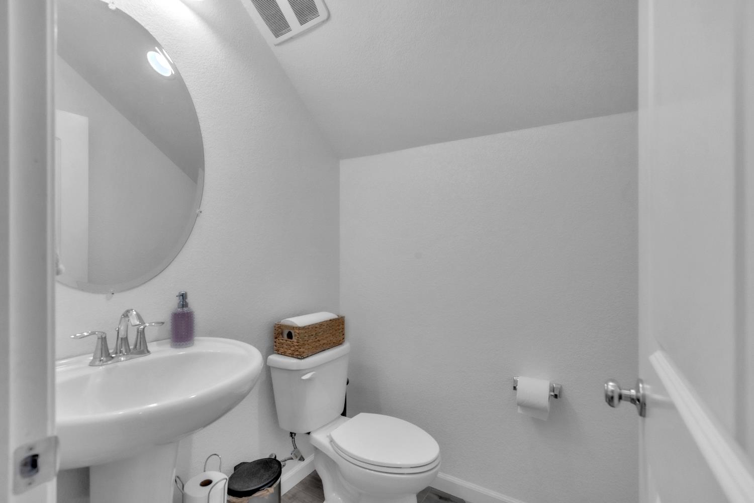 Detail Gallery Image 14 of 27 For 7829 Acorri Walk, Sacramento,  CA 95823 - 3 Beds | 2/1 Baths