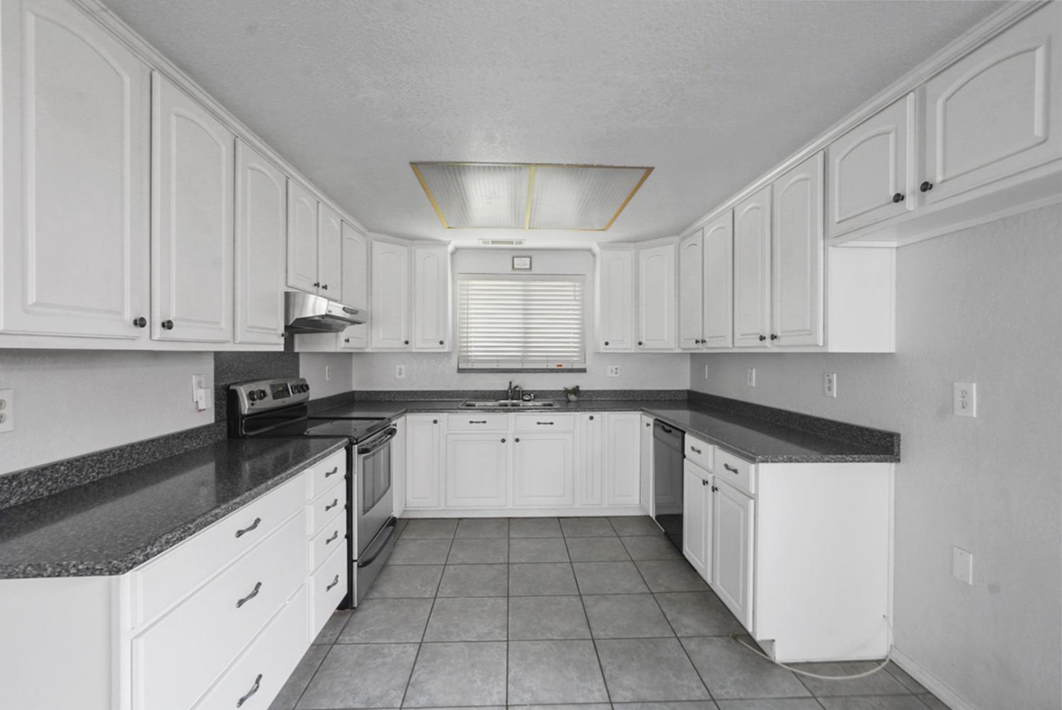 Detail Gallery Image 4 of 32 For 1144 Courtney Way, Modesto,  CA 95358 - 2 Beds | 2 Baths