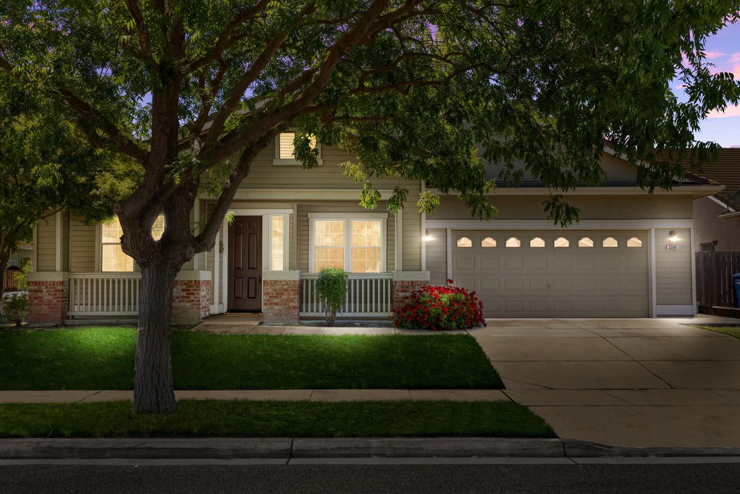 Detail Gallery Image 3 of 40 For 2264 Autumn Moon Way, Turlock,  CA 95382 - 4 Beds | 3 Baths