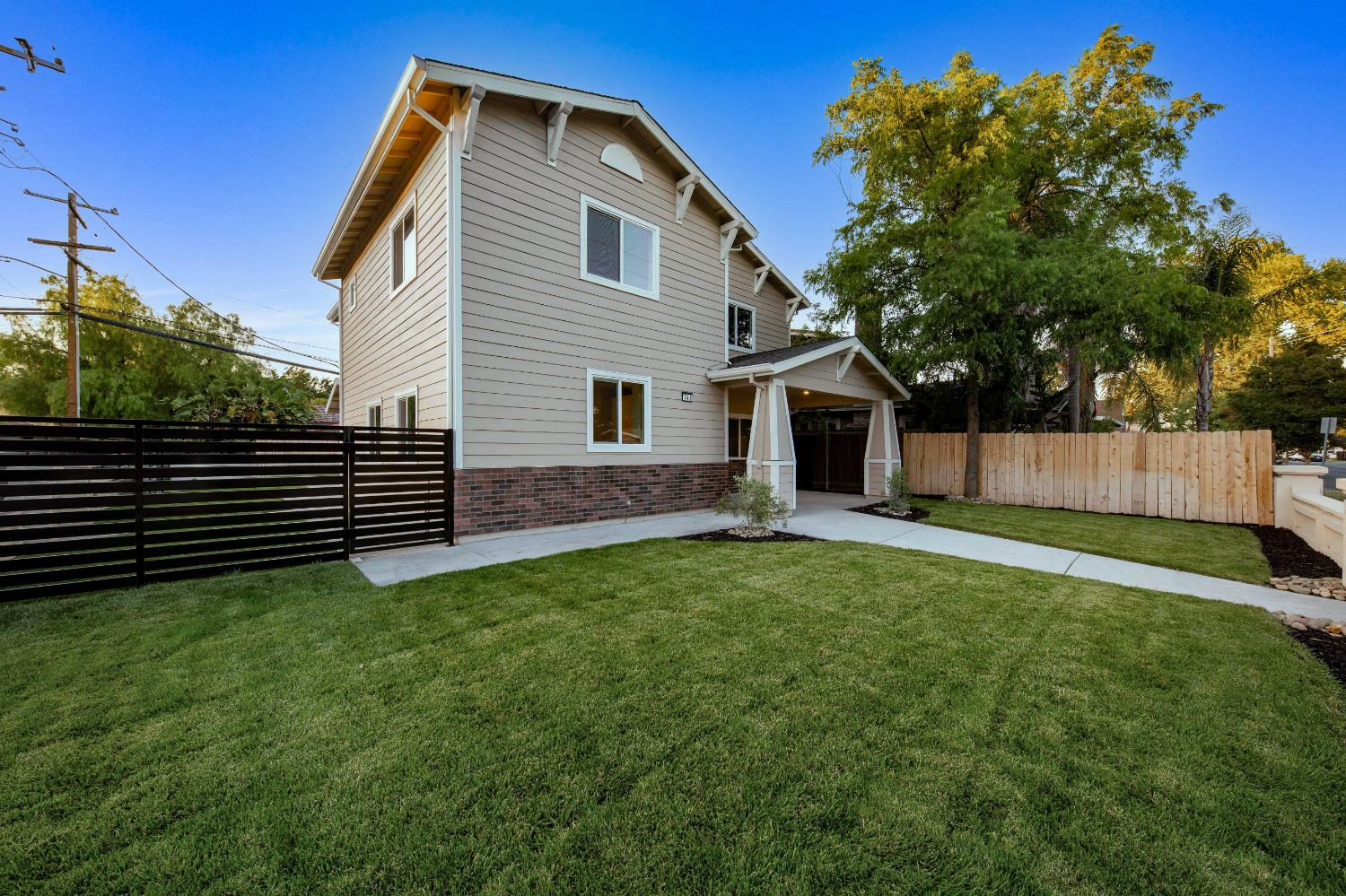 Detail Gallery Image 3 of 54 For 745 W Harding Way, Stockton,  CA 95204 - 5 Beds | 3 Baths