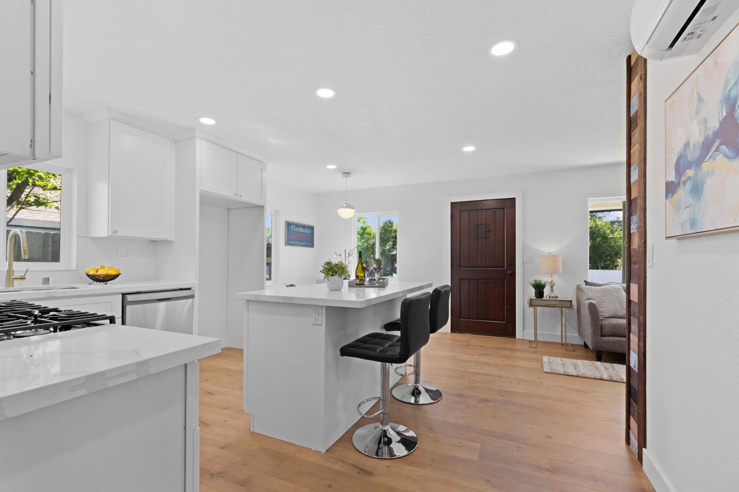 Detail Gallery Image 10 of 27 For 5121 Mendocino Blvd, Sacramento,  CA 95820 - 3 Beds | 1 Baths