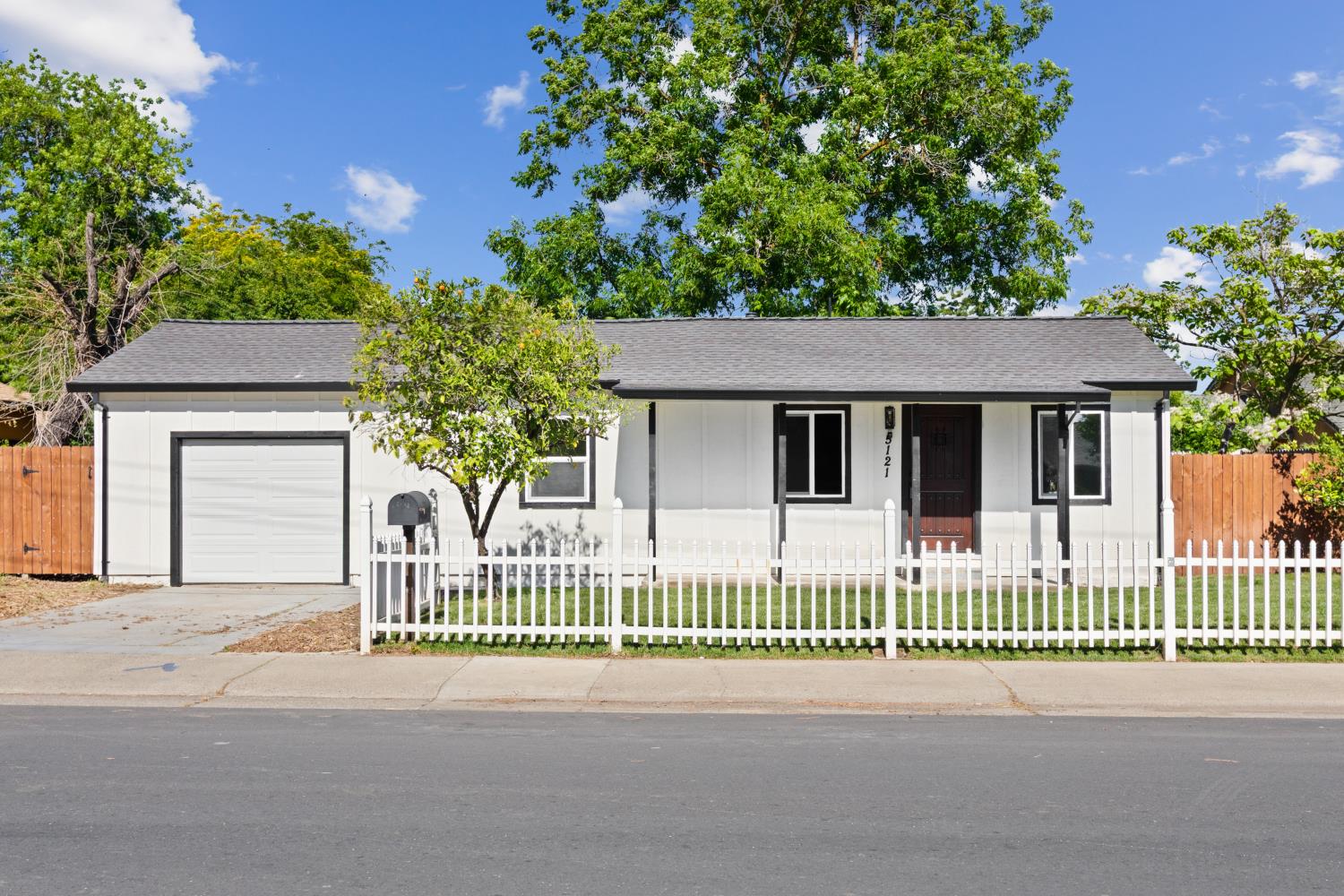 Detail Gallery Image 1 of 27 For 5121 Mendocino Blvd, Sacramento,  CA 95820 - 3 Beds | 1 Baths