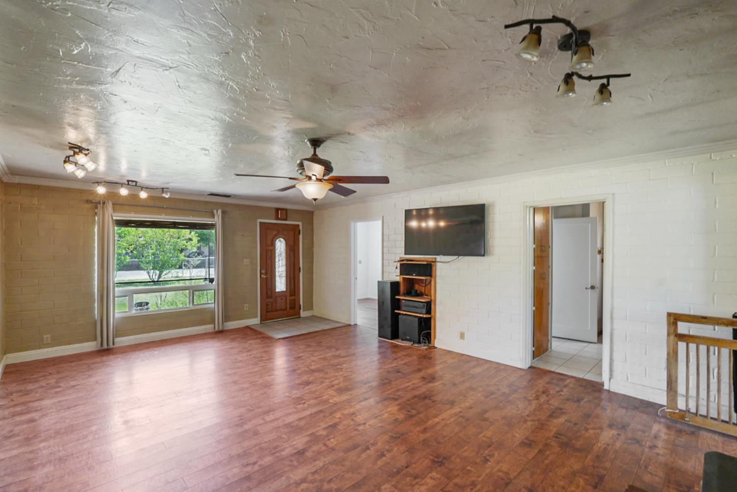 Detail Gallery Image 5 of 51 For 1721 Grimes Ave, Modesto,  CA 95358 - 3 Beds | 2 Baths