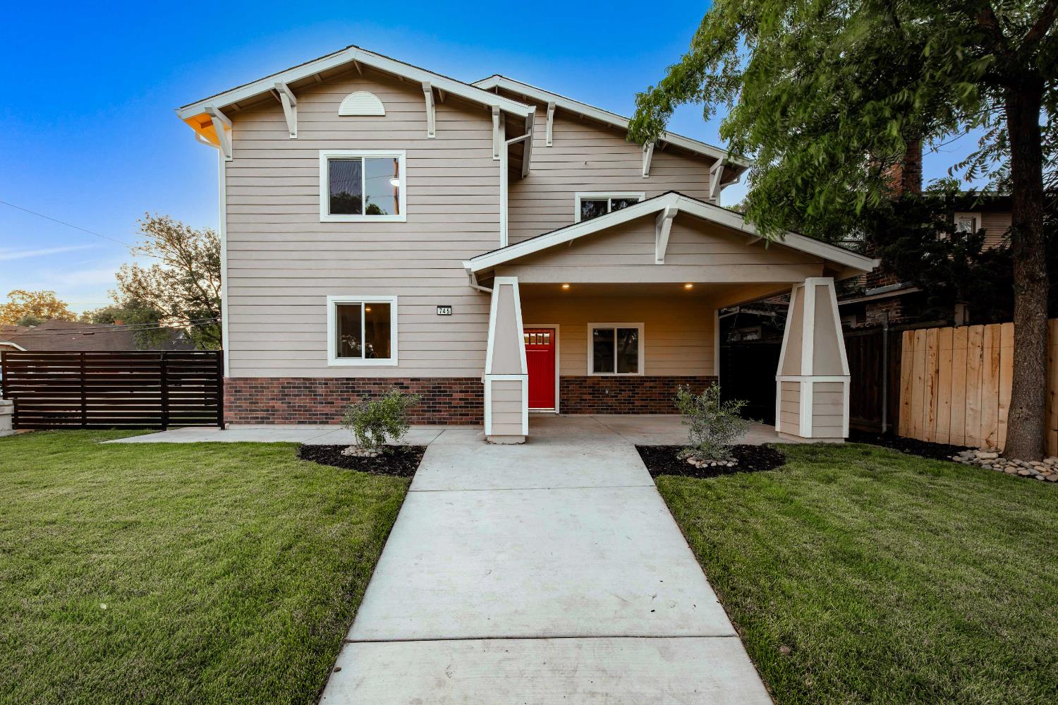 Detail Gallery Image 2 of 54 For 745 W Harding Way, Stockton,  CA 95204 - 5 Beds | 3 Baths