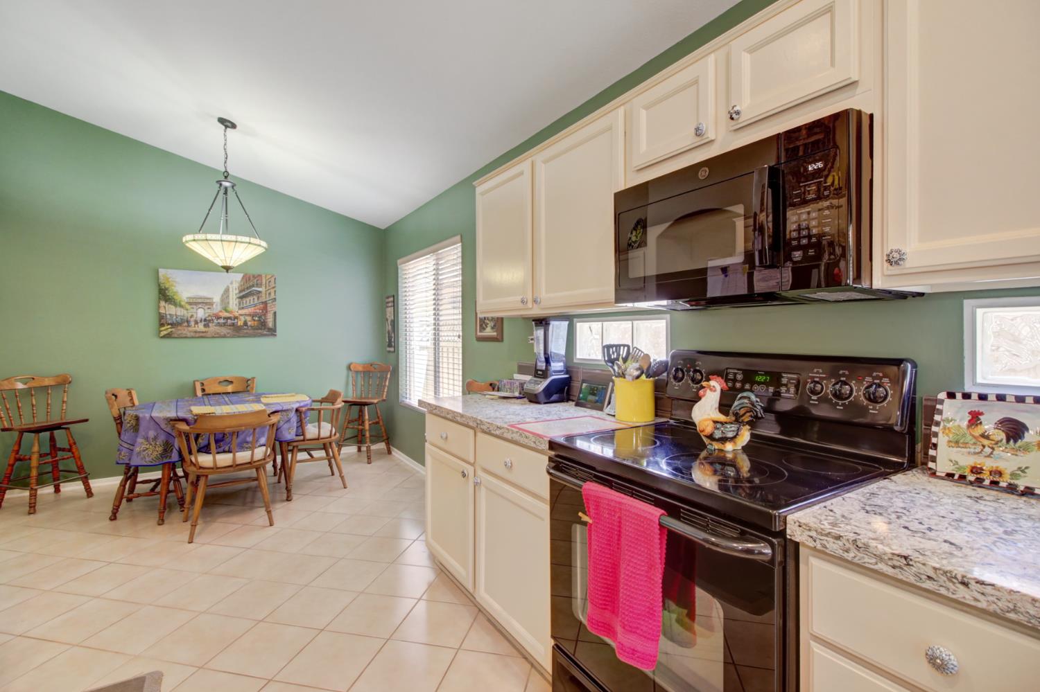 Detail Gallery Image 13 of 38 For 649 Blackstone Ct, Roseville,  CA 95747 - 2 Beds | 2 Baths