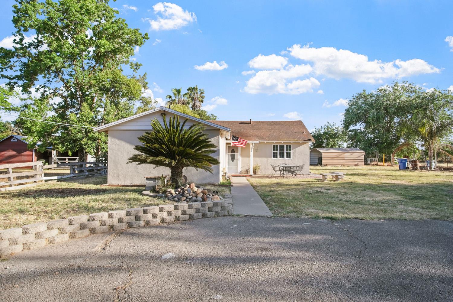Detail Gallery Image 2 of 45 For 700 N Montana Ave, Turlock,  CA 95380 - 2 Beds | 1 Baths
