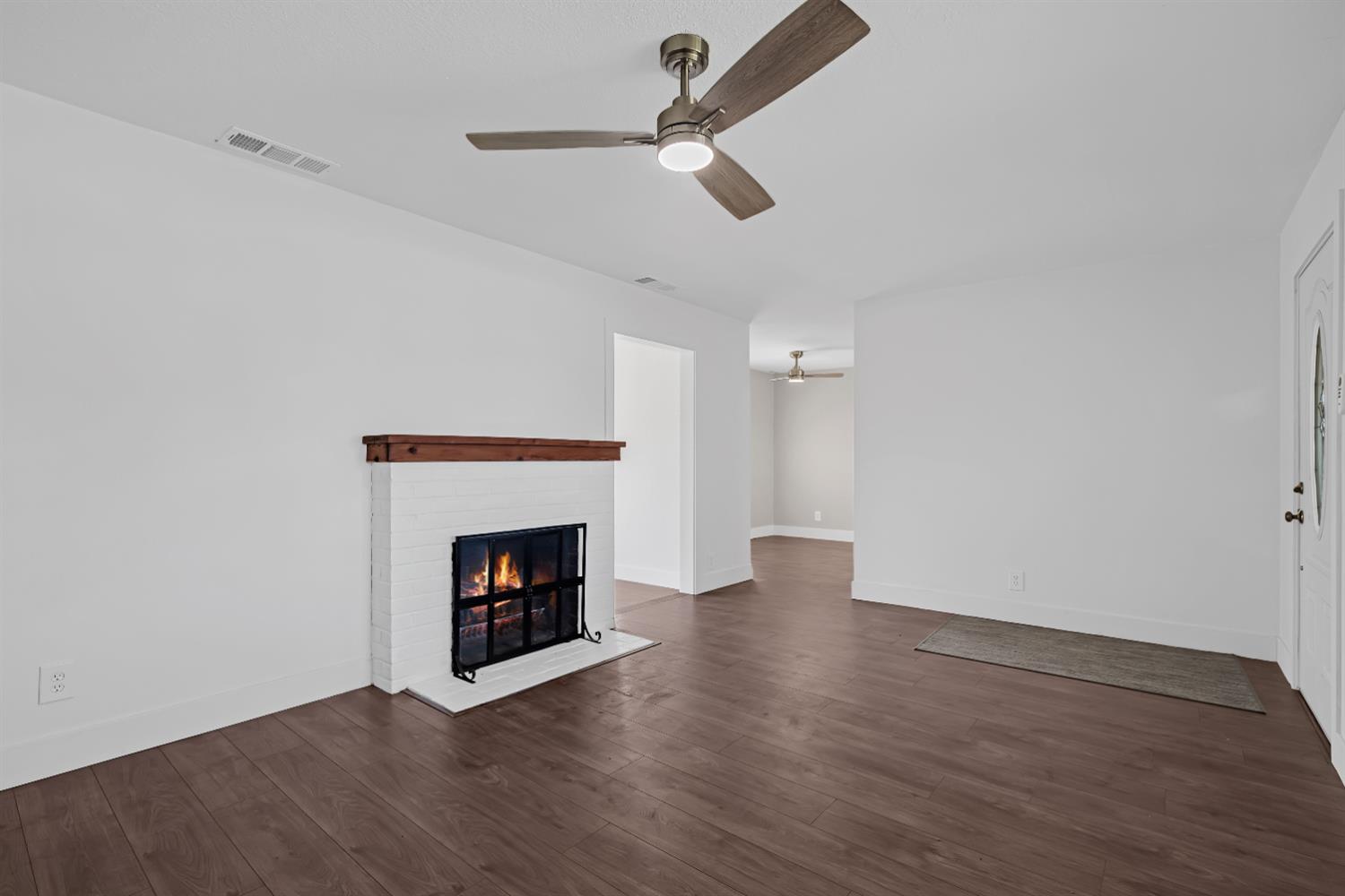 Detail Gallery Image 4 of 29 For 6350 Fruitridge Rd, Sacramento,  CA 95820 - 2 Beds | 1 Baths