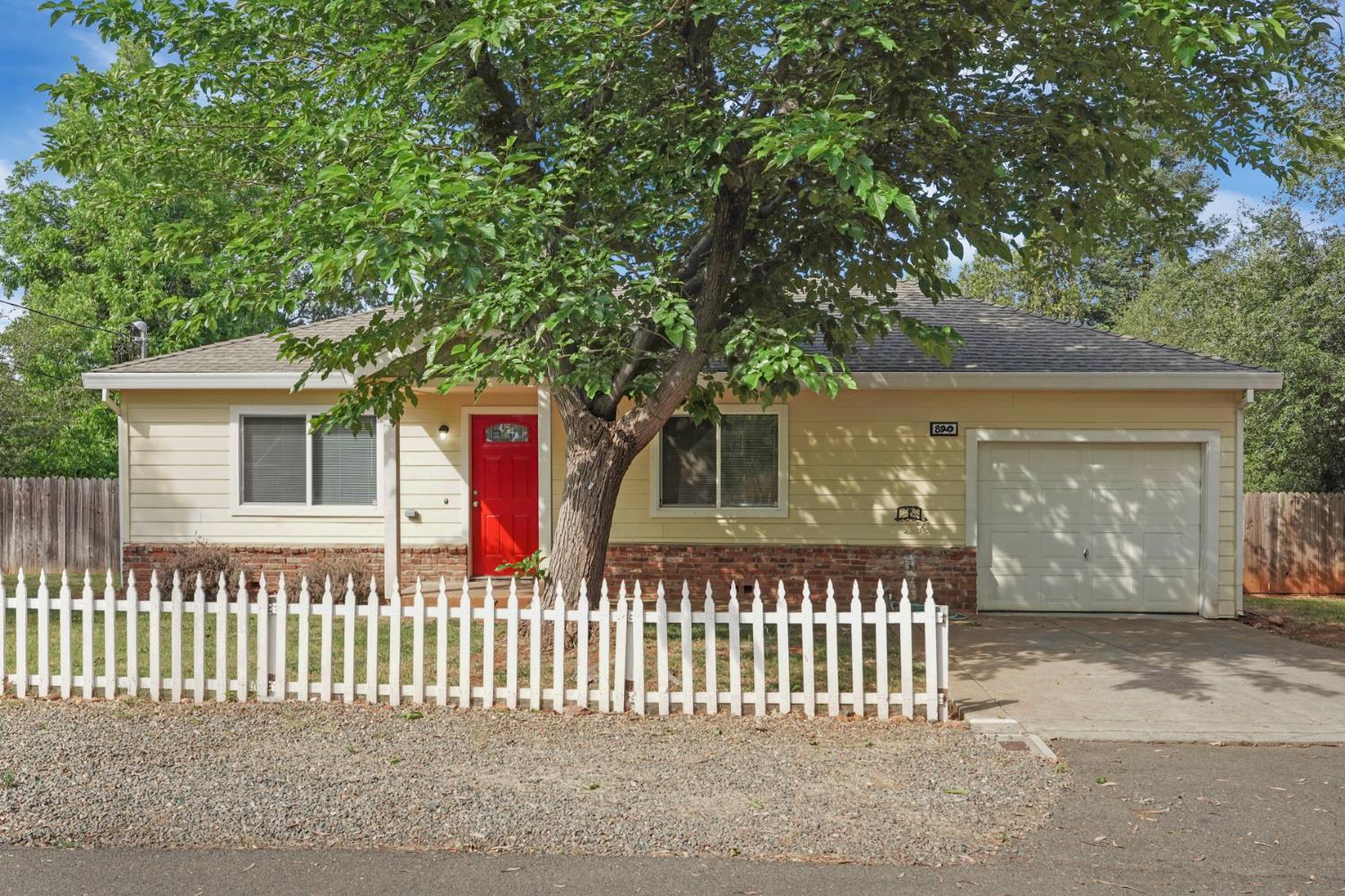 Detail Gallery Image 1 of 31 For 820 Comstock Dr, Folsom,  CA 95630 - 2 Beds | 1 Baths