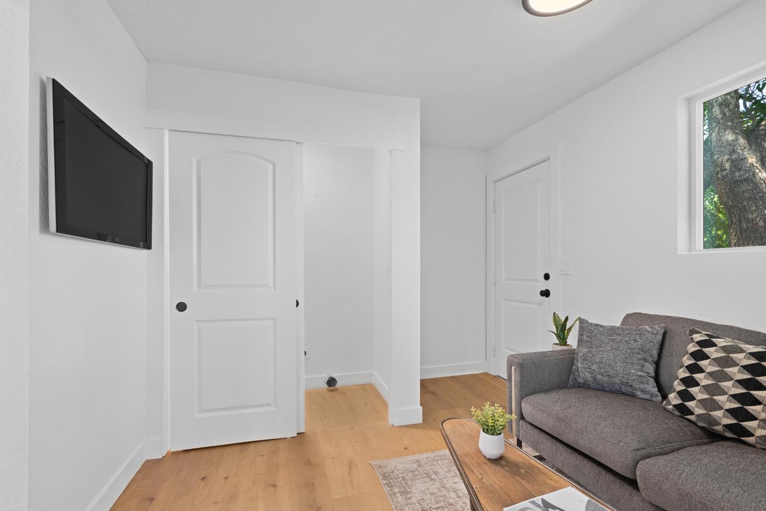 Detail Gallery Image 13 of 27 For 5121 Mendocino Blvd, Sacramento,  CA 95820 - 3 Beds | 1 Baths