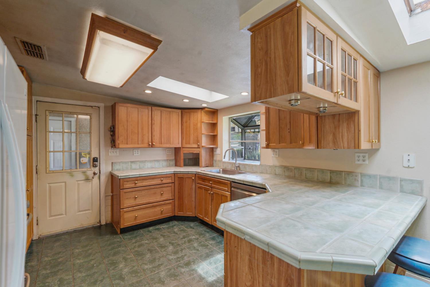 Detail Gallery Image 9 of 51 For 1721 Grimes Ave, Modesto,  CA 95358 - 3 Beds | 2 Baths