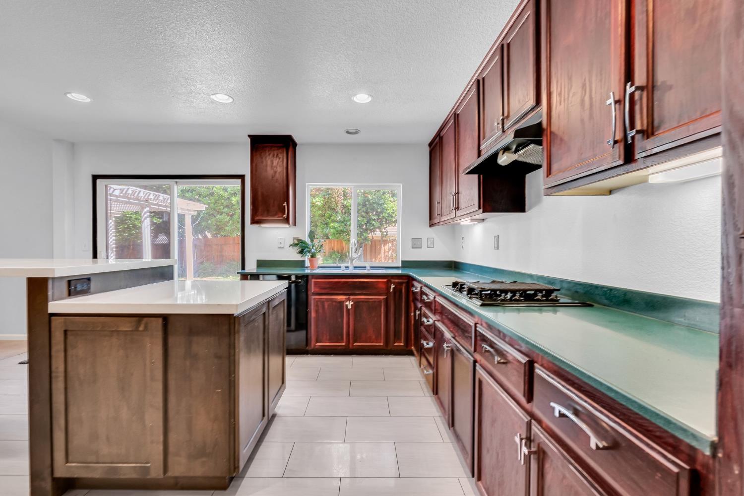 Detail Gallery Image 12 of 90 For 3309 Kittiwake Dr, Sacramento,  CA 95833 - 5 Beds | 3 Baths