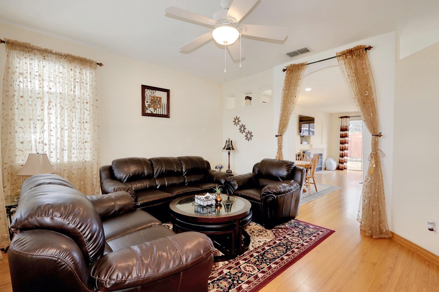 Detail Gallery Image 4 of 38 For 8275 Fanning Way, Sacramento,  CA 95829 - 3 Beds | 2 Baths