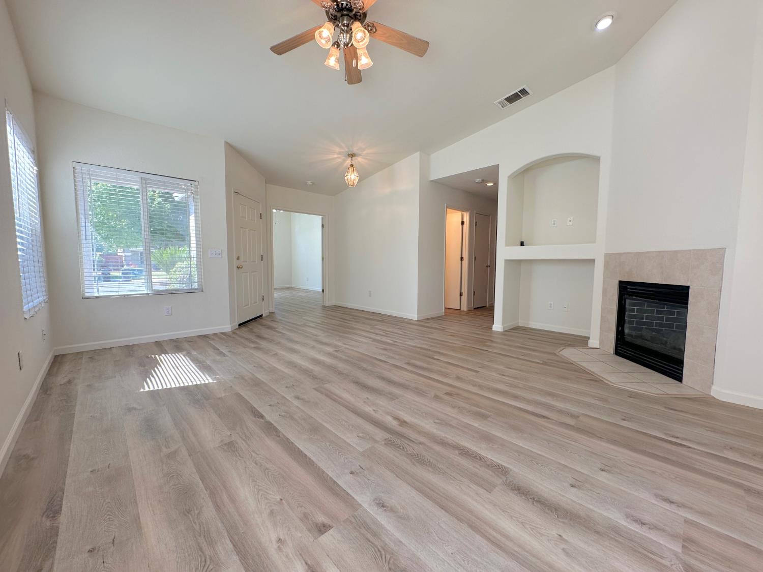 Detail Gallery Image 6 of 23 For 1696 Venice Cir, Stockton,  CA 95206 - 3 Beds | 2 Baths