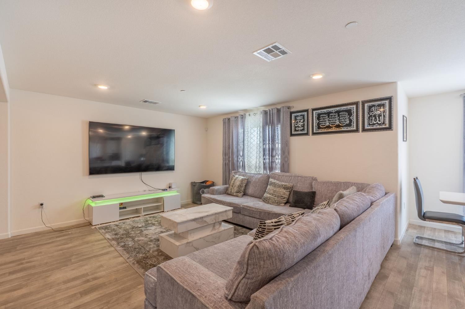 Detail Gallery Image 9 of 32 For 6421 Maple Leaf Ln, Riverbank,  CA 95367 - 5 Beds | 3 Baths