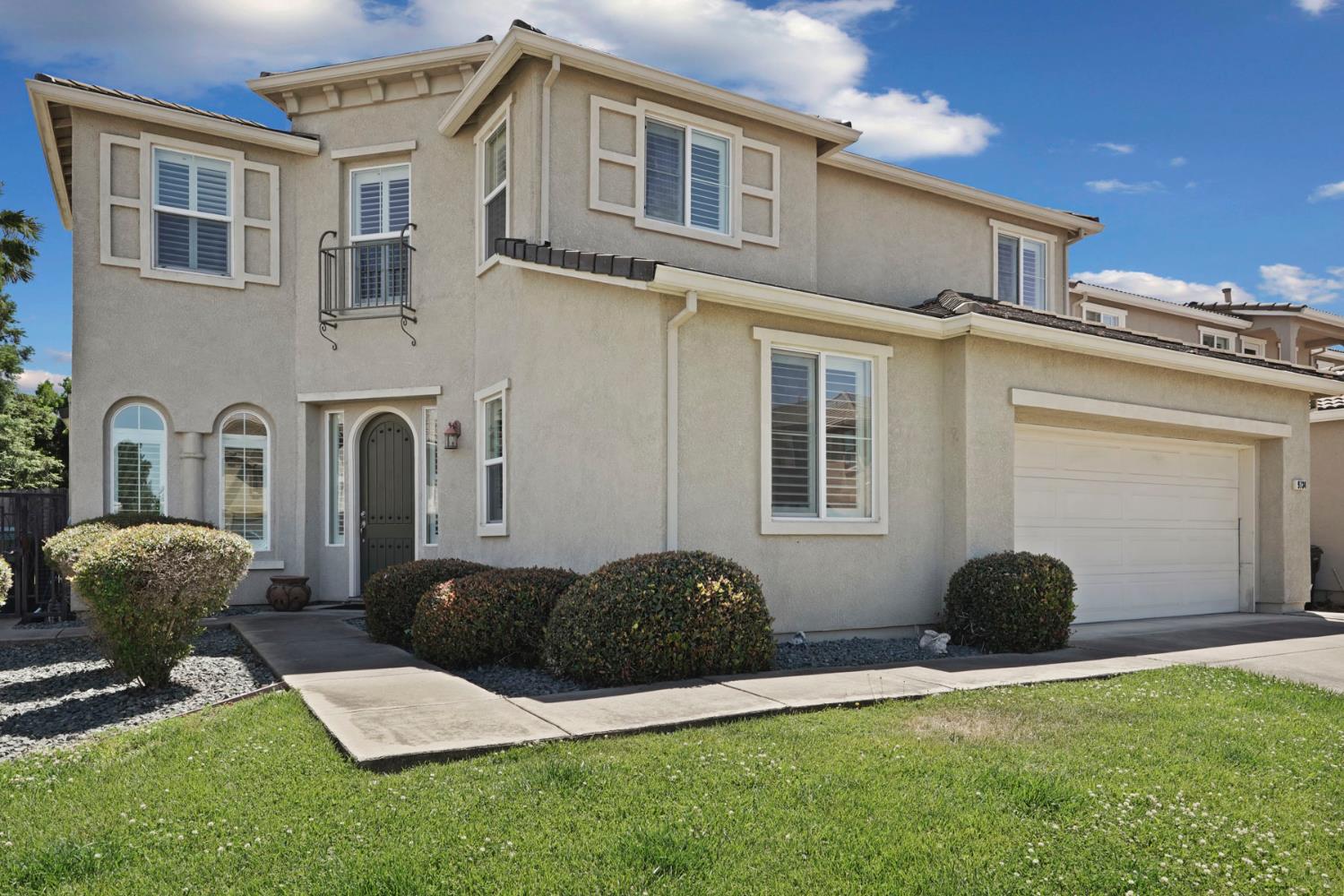 Detail Gallery Image 1 of 50 For 9734 Fall Valley Way, Sacramento,  CA 95829 - 5 Beds | 3 Baths