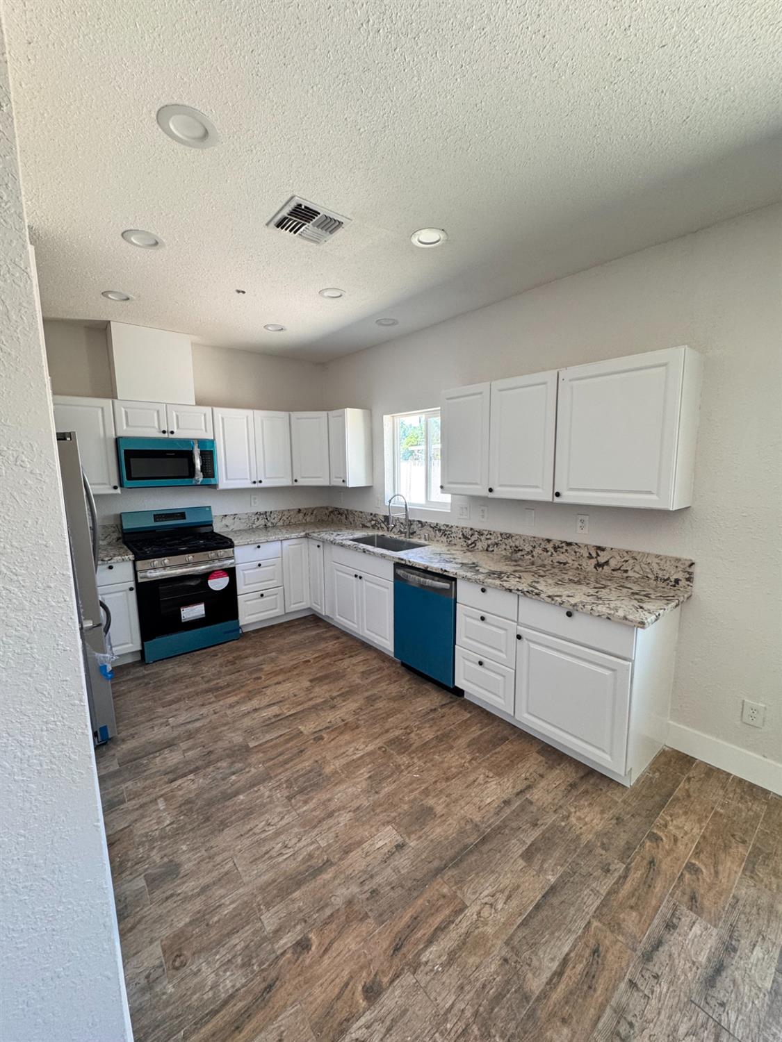 Detail Gallery Image 4 of 21 For 2374 Birch St, Live Oak,  CA 95953 - 3 Beds | 2 Baths