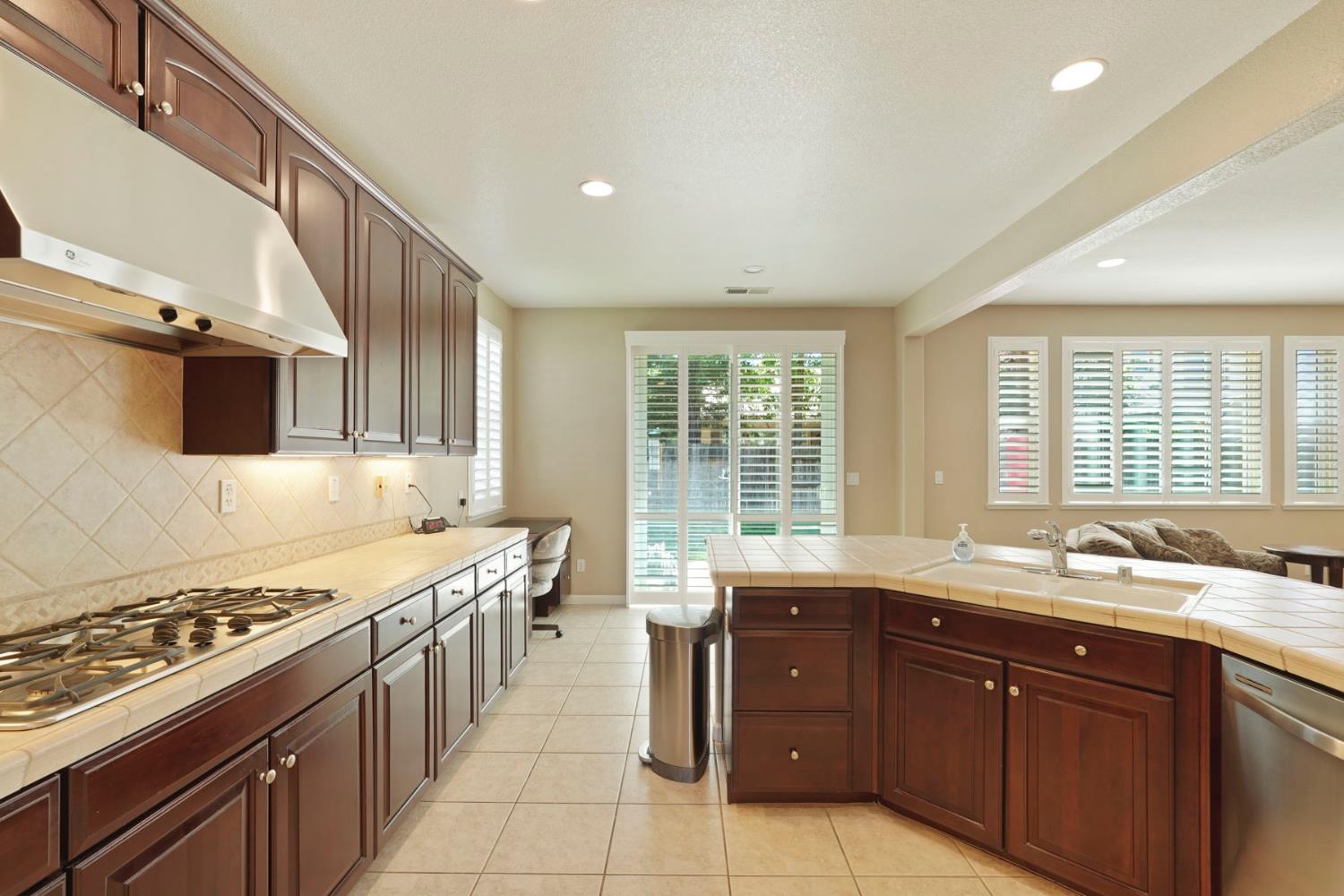 Detail Gallery Image 10 of 50 For 9734 Fall Valley Way, Sacramento,  CA 95829 - 5 Beds | 3 Baths