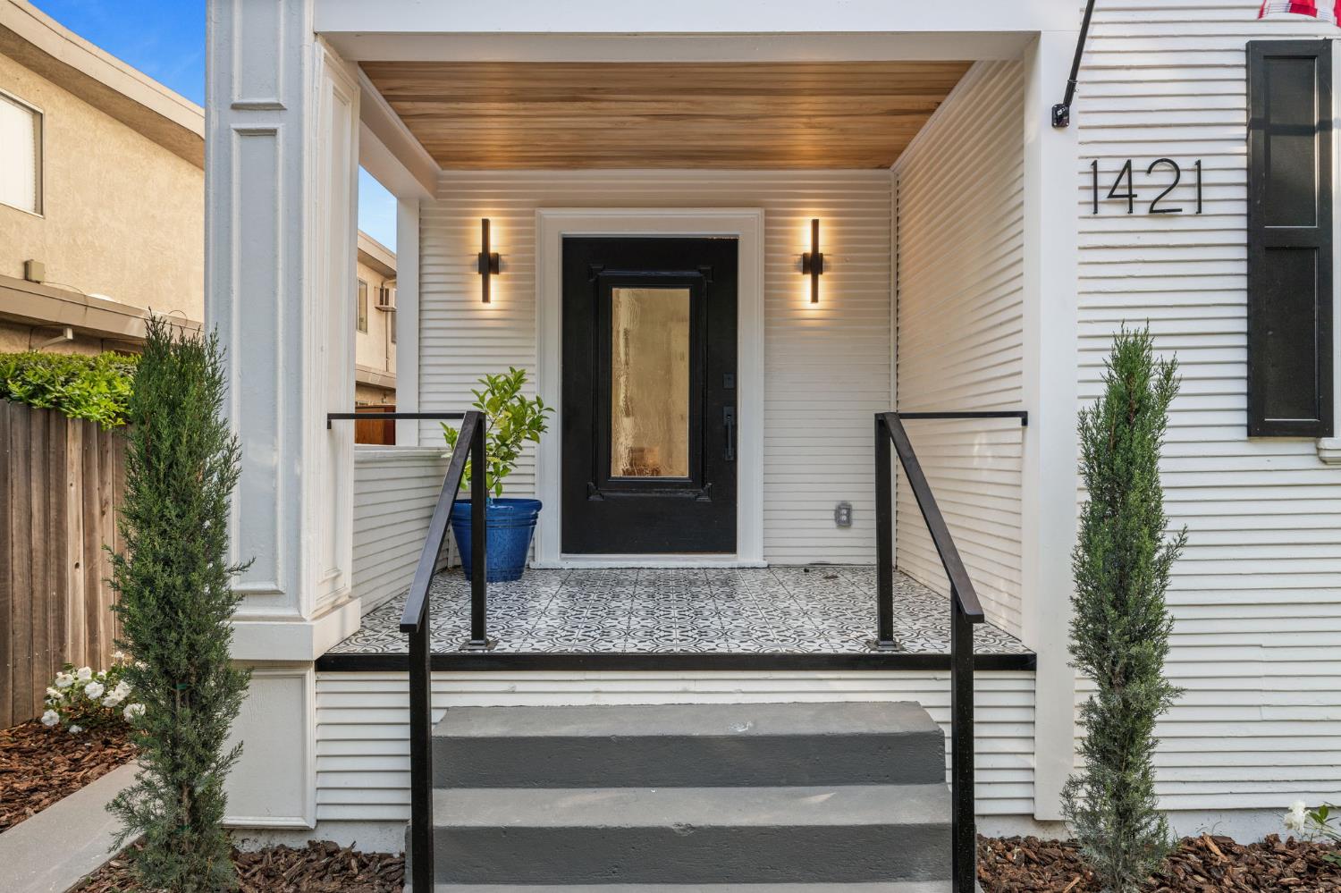 Detail Gallery Image 1 of 73 For 1421 T St, Sacramento,  CA 95811 - 4 Beds | 3 Baths