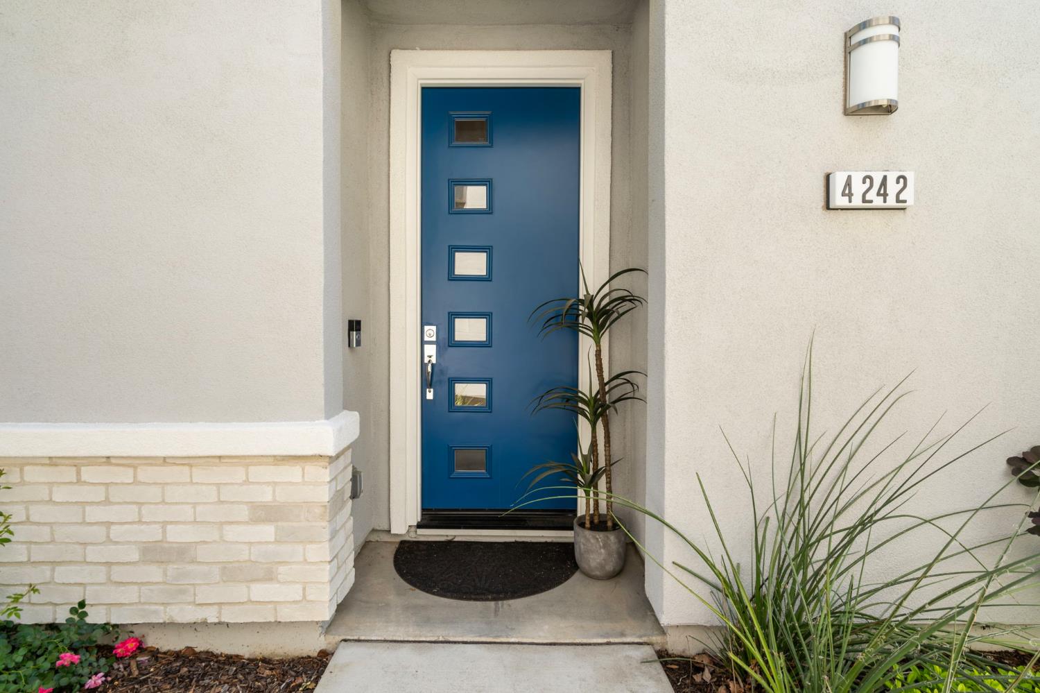 Detail Gallery Image 4 of 39 For 4242 Ocean Ln, Elk Grove,  CA 95757 - 4 Beds | 2/1 Baths