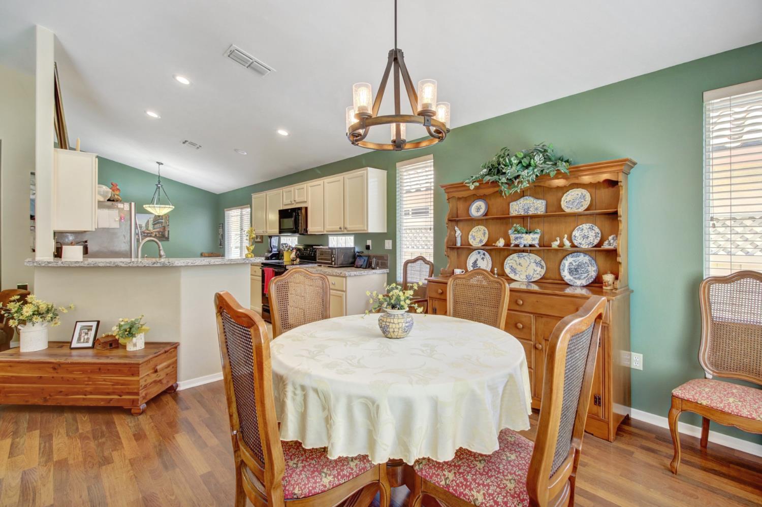 Detail Gallery Image 9 of 38 For 649 Blackstone Ct, Roseville,  CA 95747 - 2 Beds | 2 Baths