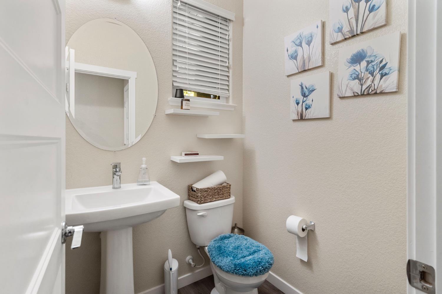 Detail Gallery Image 7 of 39 For 4242 Ocean Ln, Elk Grove,  CA 95757 - 4 Beds | 2/1 Baths