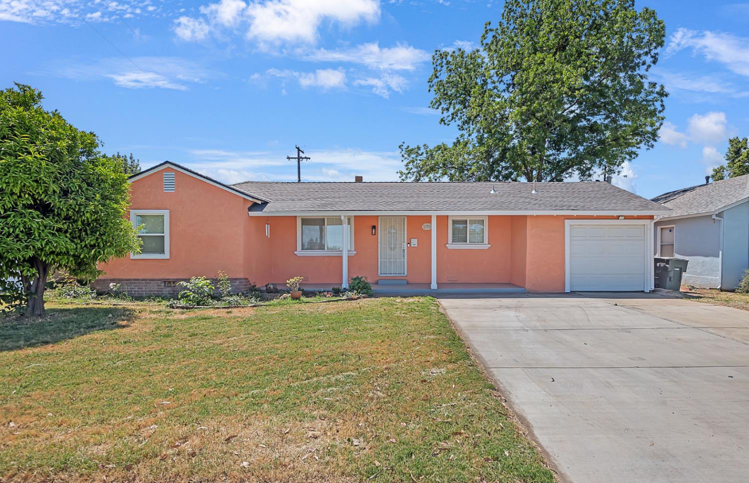 Detail Gallery Image 1 of 29 For 6350 Fruitridge Rd, Sacramento,  CA 95820 - 2 Beds | 1 Baths
