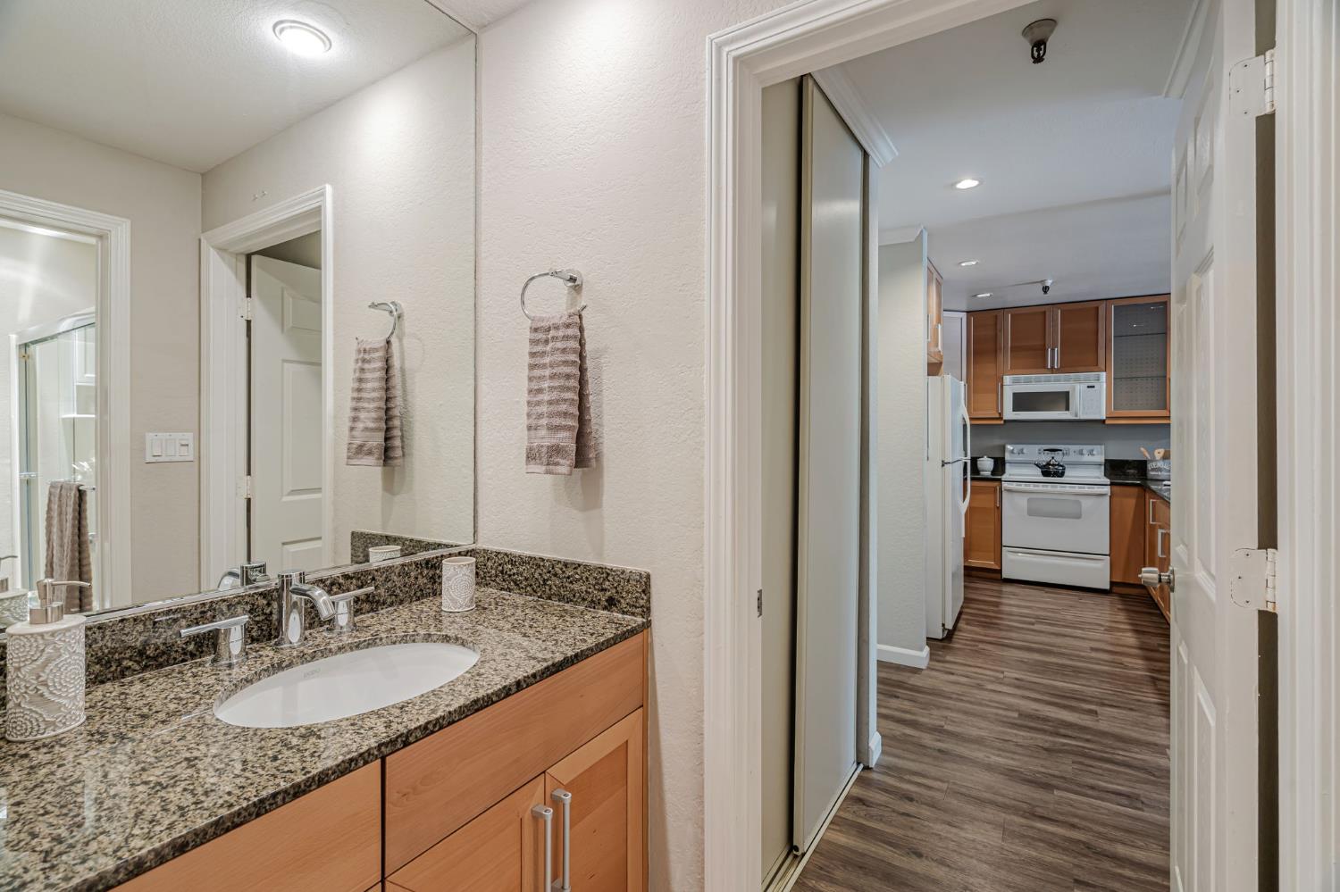 Detail Gallery Image 28 of 44 For 725 Mariposa Ave #102,  Mountain View,  CA 94041 - 2 Beds | 2 Baths