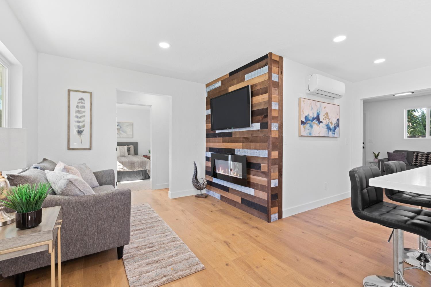 Detail Gallery Image 3 of 27 For 5121 Mendocino Blvd, Sacramento,  CA 95820 - 3 Beds | 1 Baths