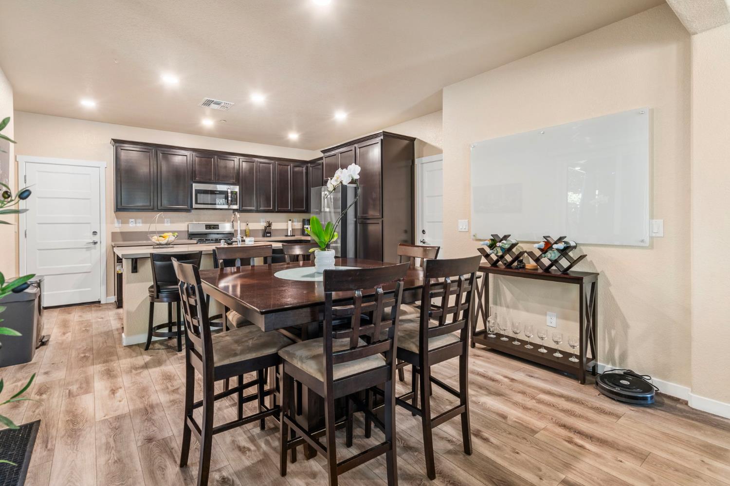 Detail Gallery Image 14 of 39 For 4242 Ocean Ln, Elk Grove,  CA 95757 - 4 Beds | 2/1 Baths