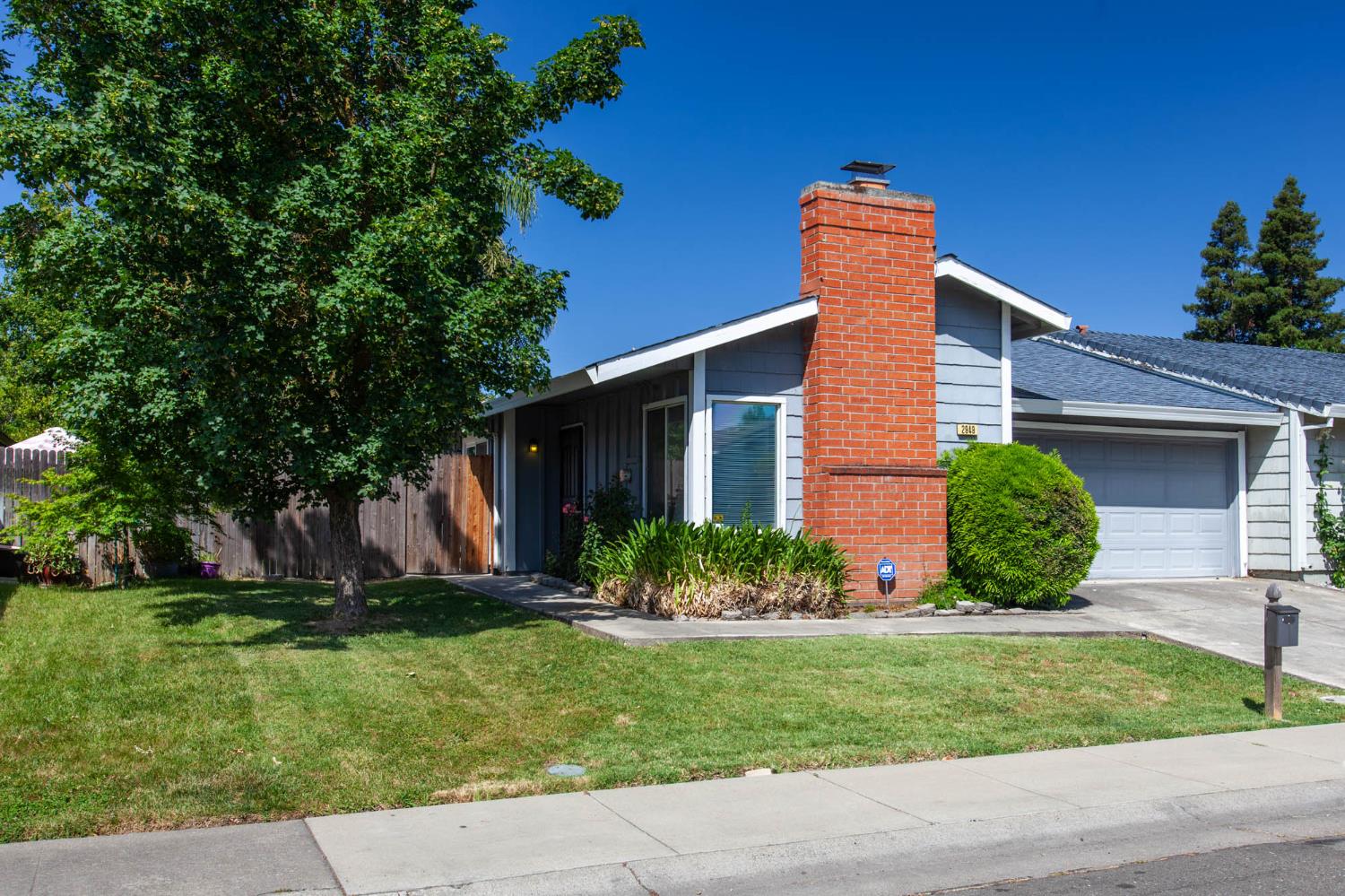 Detail Gallery Image 1 of 28 For 2949 Candido Dr, Sacramento,  CA 95833 - 2 Beds | 2 Baths