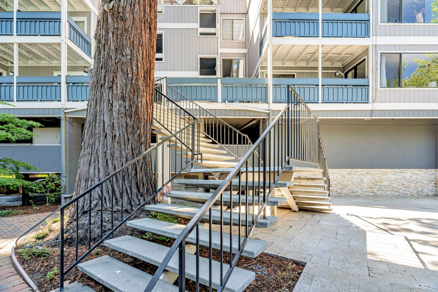 Detail Gallery Image 5 of 44 For 725 Mariposa Ave #102,  Mountain View,  CA 94041 - 2 Beds | 2 Baths