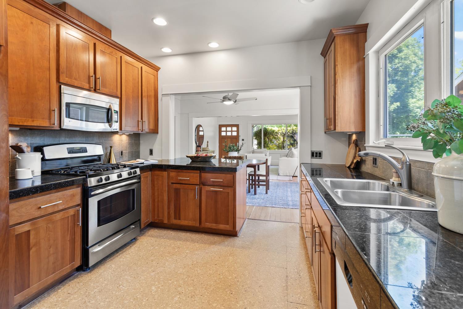 Detail Gallery Image 18 of 53 For 4860 U St, Sacramento,  CA 95817 - 3 Beds | 2 Baths